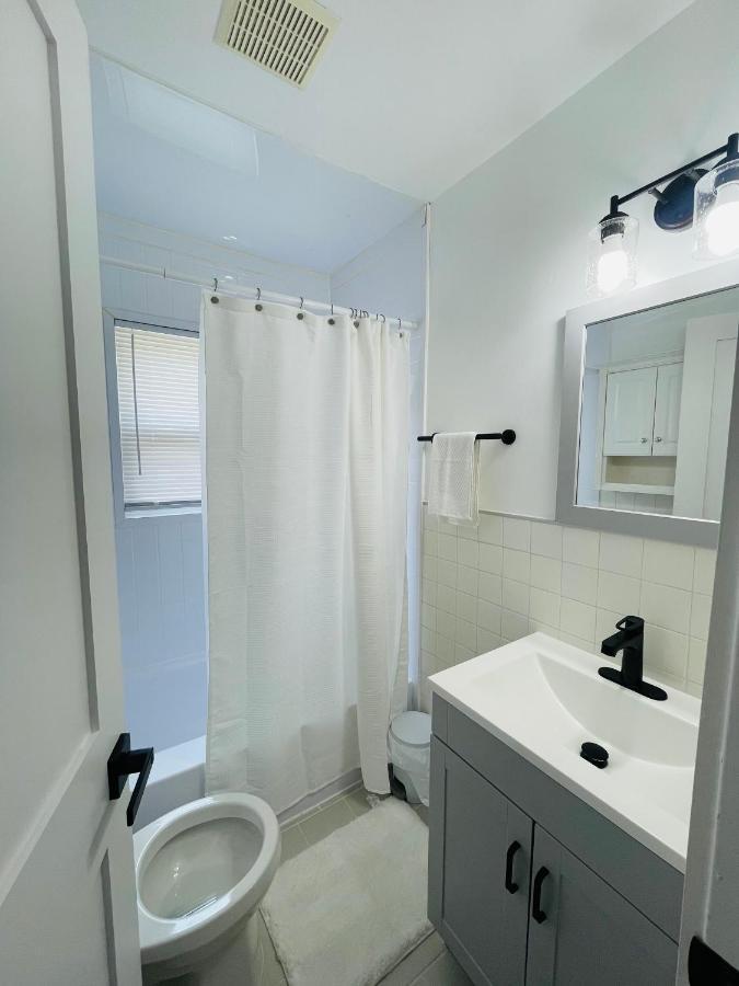 Newly Renovated Charming Home With Parking Fort Washington Exterior photo